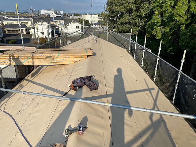 スレート屋根から横暖ルーフを使った屋根カバー工事を行いました！川口市屋根カバー工事　横暖ルーフαｓ　ニチハ　センタールーフ　スレートボロボロ　ガルバリウム鋼板　
